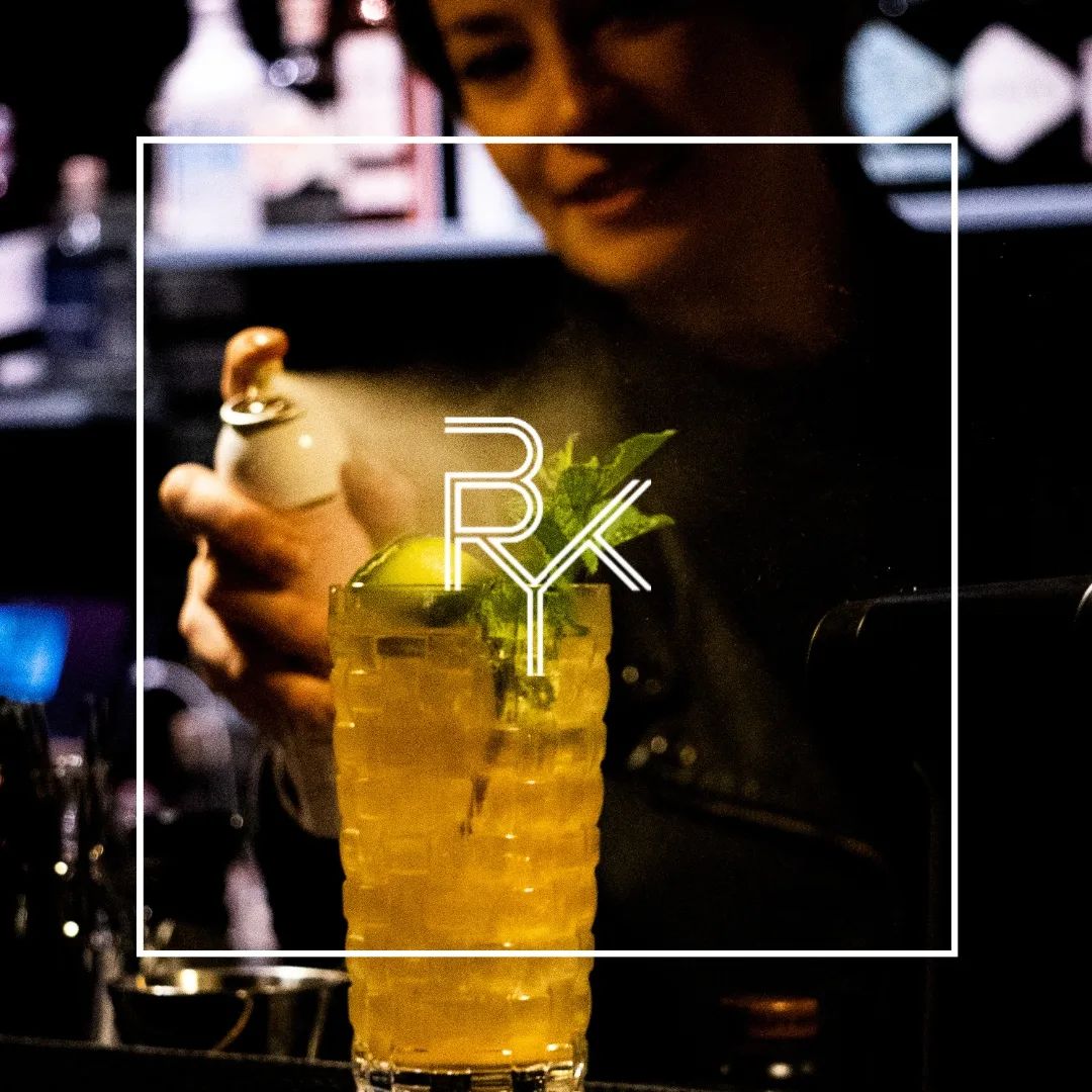 Entspannung nach dem Geschenke-Shoppen!? Bieten wir euch. Geht sogar alkoholfrei.. Der "Frosty's" kommt mit hausgemachtem Sirup aus Apfel, Orange, Sternanis, Wacholder und Zimt, wird mit frischem Zitronensaft, Rosmarin und Puderzucker verfeinert und getoppt mit feinstem Ginger Ale. 
There you go! 🍹 
☆
Relaxation after gift shopping!? Even alcohol-free. The "Frosty's" comes with homemade syrup made from apple, orange, star anise, juniper and cinnamon, refined with fresh lemon juice, rosemary and powdered sugar topped with finest ginger ale.
Cheers! 🍹
Reservierungen:
www.bryk-bar.com
#brykbar 
#finedrinking 
#prenzlauerberg 
#popcorn 
#fireplace 
#urban 
#alcoholfree 
#cocktailbar 
#berlinbar 
#drinkresponsibly 
#signaturedrinks 
#winter 
#thirstythursday