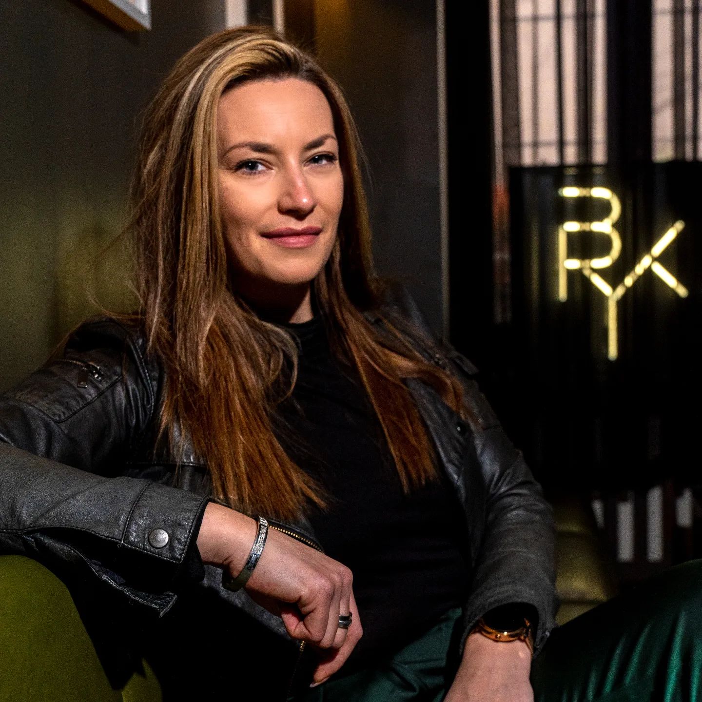 Heute verabschieden wir Janna von der BRYK BAR nach zwei erfolgreichen Jahren als Barmanagerin! 
Ab 19 Uhr sind alle herzlich eingeladen, ein letztes Mal vorbeizukommen, um die besten Signature Cocktails der Stadt zu genießen und gemeinsam mit Janna auf ihre Zeit in der Bar anzustoßen. 
Es wird eine Nacht voller Erinnerungen und köstlicher Drinks sein.
Wir freuen uns auf jeden einzelnen! 
Cheers! 
Janna & das BRYK BAR Team 
☆
Today we say goodbye to Janna from BRYK BAR after two successful years as bar manager!
From 7 p.m. everyone is welcome to come by one last time to enjoy the best signature cocktails in the city and toast their time in the bar with Janna.
It will be a night full of memories and delicious drinks.
We look forward to each and every one!
Cheers! 
Janna & the BRYK BAR team!
#brykbar
#cocktailbar 
#prenzlauerberg 
#kollwitzkiez 
#signaturedrinks 
#finedrinking
#lastshift 
#celebrate 
#goodbye 
#berlinbar 
#cometogether
#righthererightnow