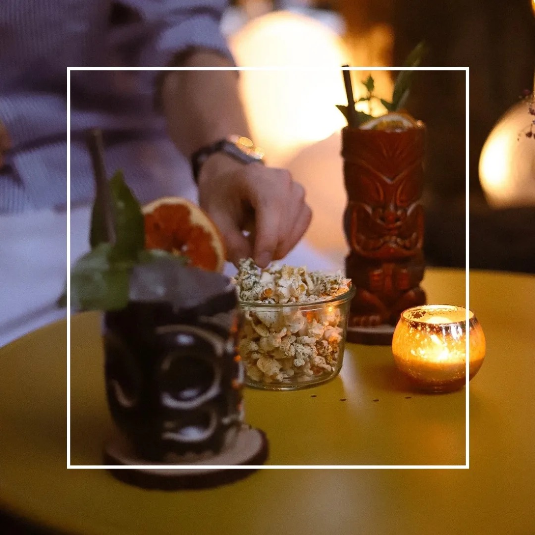 Ein lauer Frühlingsabend auf unserer gemütlichen Terrasse - die perfekte Kulisse, um unsere liebevollen  Cocktail-Kreationen zu genießen! 
Gleich hier reservieren:
www.bryk-bar.com 
☆
A nice spring evening on our cozy terrace - the perfect setting to enjoy our lovely cocktail creations! 
Tables here:
www.bryk-bar.com
#cheers 
#cocktailtime 
#spritztime 
#brykbar 
#cocktailbar 
#terrace 
#springiscoming 
#finedrinking 
#prenzlauerberg 
#kollwitzkiez 
#berlinbar 
#tikidrinks 
#signaturedrinks