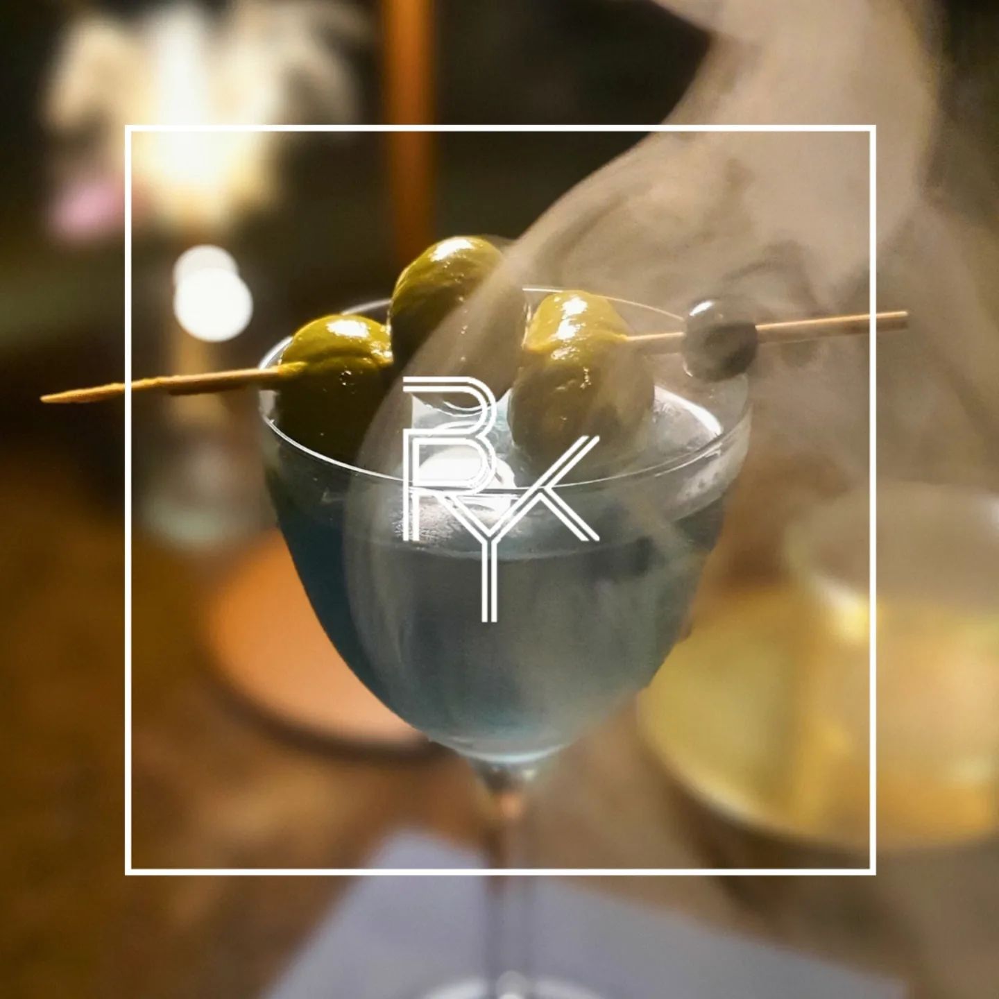 Wenn das Wetter draußen stürmt, gibt es keinen besseren Ort, um sich zurückzuziehen, als die gemütliche Atmosphäre unserer Bryk Bar! Unser Highlight für graue Tage: Ein erfrischender Martini, veredelt mit lavendel-geräucherten Oliven – perfekt zum Entspannen vor unserem Kamin. Lass den Regen draußen und genieße den Moment mit diesem besonderen Drink. Cheers! 🍸🔥
Reservierungen:
www.bryk-bar.com 
#brykbar
#martini
#wetwednesday
#kaminabend
#regenwetter
#cocktailbar 
#prenzlauerberg
#kollwitzkiez
#nachbarschaft
#brykcrew
#berlinbar
