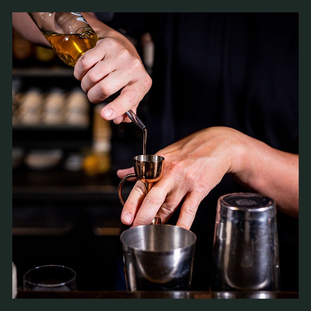 Handmade since 2014 ...

Ob ihr es glaubt oder nicht - unsere Cocktails und Longdrinks produzieren unsere Barkeeper*innen seit 2014 mit ihren eigenen Händen 😁🤪

Und nicht nur das - sie stecken da viel Herzblut, Liebe und Wissen hinein, damit ihr euren Abend bei uns der BRYK Bar in vollen Zügen genießen könnt!

Kommt doch bei uns vorbei und schaut diesen Drink-Magiern bei der Arbeit zu.

#bar #berlin #bryk #barkeeper #bartender #drinks #longdrinks #gin #gintonic