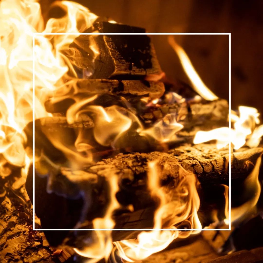 Genießt noch einmal unsere für euch kreierten Winter Cocktails vor unserem Kamin und reserviert die letzten Plätze für dieses Wochenende! 
Wir freuen uns auf euch! 🍸
☆
Enjoy our winter cocktails created for you again in front of our fireplace and reserve the last seats for this weekend!
We look forward seeing you later on! 🍸
#fireplace 
#seatsavailable 
#brykbar 
#prenzlauerberg 
#berlinbar 
#cocktailbar 
#signaturedrinks 
#homemade 
#kollwitzkiez 
#finedrinking 
#guestshift 
#weekend