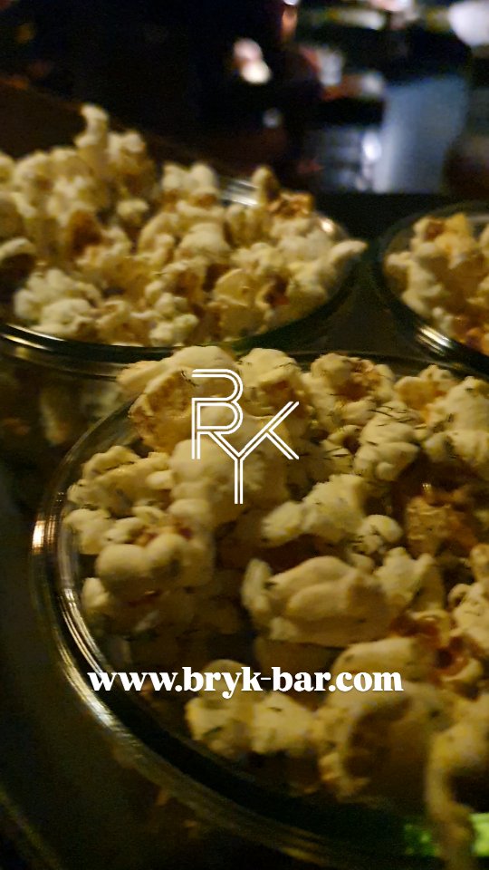 Der erste Schnee ist da! Draußen ist es kalt, aber bei uns in der Bar wird’s richtig gemütlich. Kommt vorbei, genießt unsere Cocktails und wärmt euch vor unserem knisternden Kaminfeuer. Perfekt für winterliche Wohlfühlmomente! 🔥🍸 
#brykbar #cocktailbar #kamin #prenzlauerberg #signaturedrinks #cocktails #bar