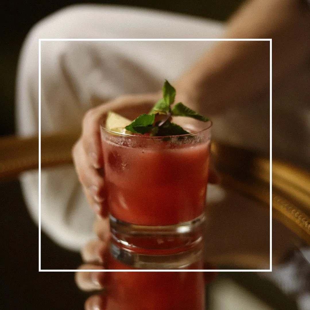 Der Frühling klopft an die Tür und wir haben den perfekten Drink, um ihn willkommen zu heißen! Unser brandneuer Cocktail in der BRYK BAR ist ein wahres Geschmackserlebnis, das du unbedingt probieren musst. Frisch, fruchtig und voller Aromen, ist dieser Drink die perfekte Begleitung für sonnige Tage und laue Abende. Komm vorbei und lass dich von unserem Frühlingszauber in Wochenende begleiten!
☆
Spring is knocking on the door and we have the perfect drink to welcome it! Our brand new cocktail at BRYK BAR is a true taste experience that you absolutely have to try. Fresh, fruity and full of flavors, this drink is the perfect accompaniment for sunny days and balmy evenings. Come by and let our spring magic welcome you into the weekend!
Reservierungen:
www.bryk-bar.com 
#brykbar
#frühlingscocktail
#prostaufdenfrühling 
#hochdiehändewochenende
#weekend 
#cocktailtime 
#berlinbar 
#prenzlauerberg 
#finedrinking 
#cheers 
#kollwitzkiez 
#cocktailbar 
#fridaynight